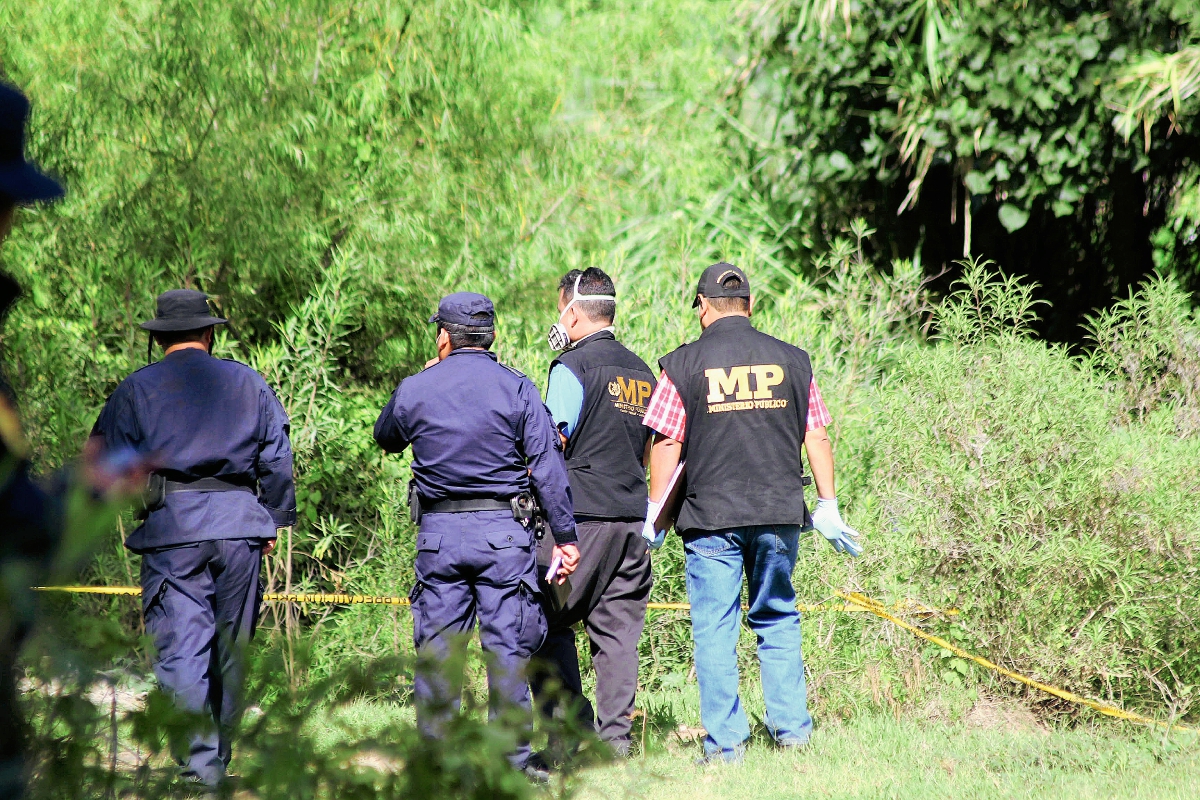 Agentes del Ministerio Público y de la PNC recaban evidencias en lugar donde se halla cadáver, en San Pedro Pinula, Jalapa. (Foto Prensa Libre: Hugo Oliva)