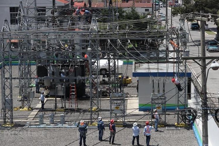 Un objeto pudo haber causado el incendio en el transformador de potencia en la zona 3 de Xela. (Foto Prensa Libre: Hemeroteca PL)