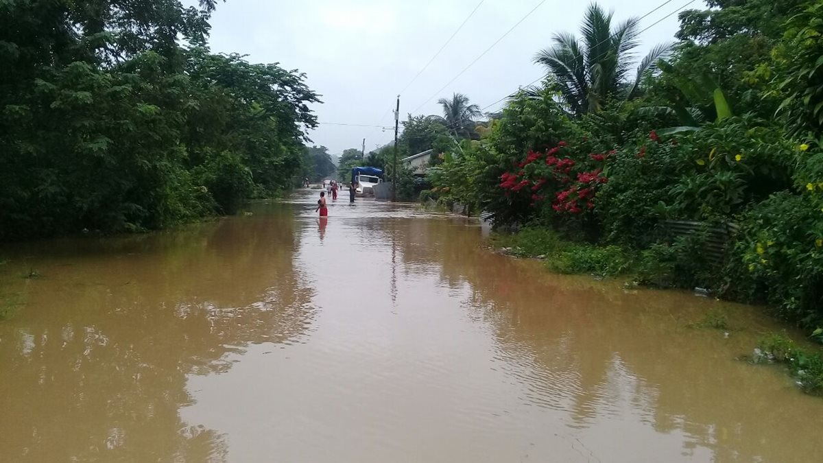 Las calles del barrio Tikal, San Benito, Petén, están inundadas debido al desbordamiento de un arroyo. (Foto Prensa Libre: Rigoberto Escobar)