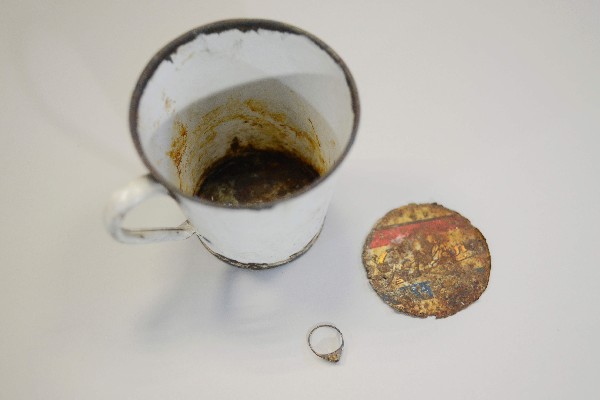 Un anillo de oro se halló en una taza de metal con doble fondo. (AFP).