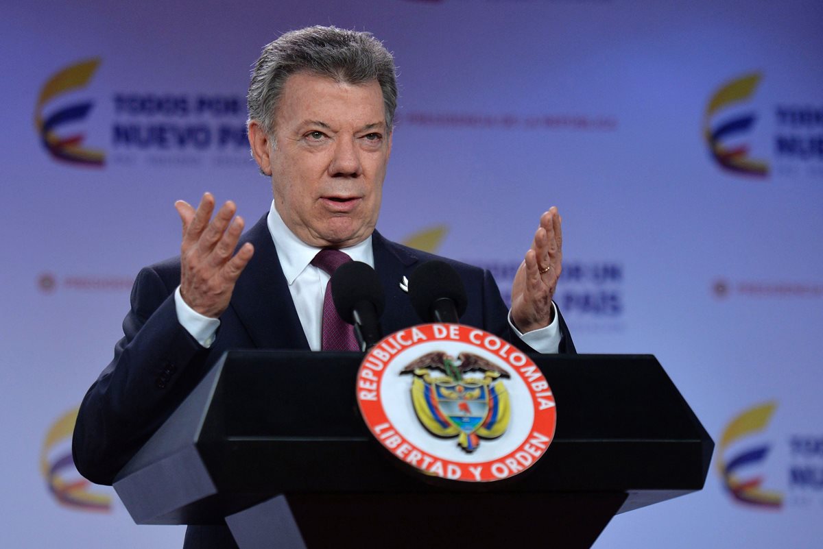 El presidente colombiano, Juan Manuel Santos, habla en la sede de gobierno sobre la instauración de un diálogo nacional para la paz. (Foto Prensa Libre: AFP).