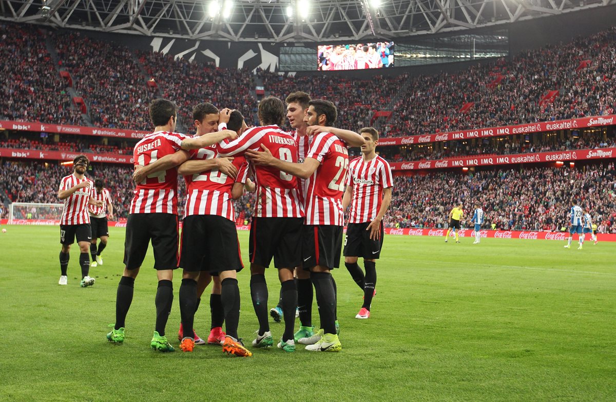 El delantero del Athletic Club de Bilbao Aritz Aduriz (2i) celebra con sus compañeros el segundo gol frente al RCD Espanyol. (Foto Prensa Libre: AFP)
