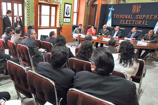 Reunión de magistrados del TSE con los delegados de los partidos políticos.