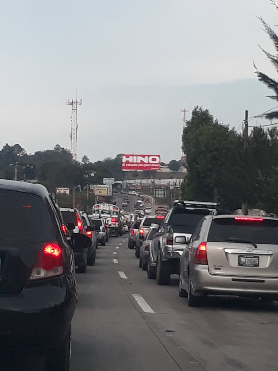 Tránsito complicado por Chimaltenango. La cola de vehículos comienza en km 62, Zaragoza. (Foto Prensa Libre)