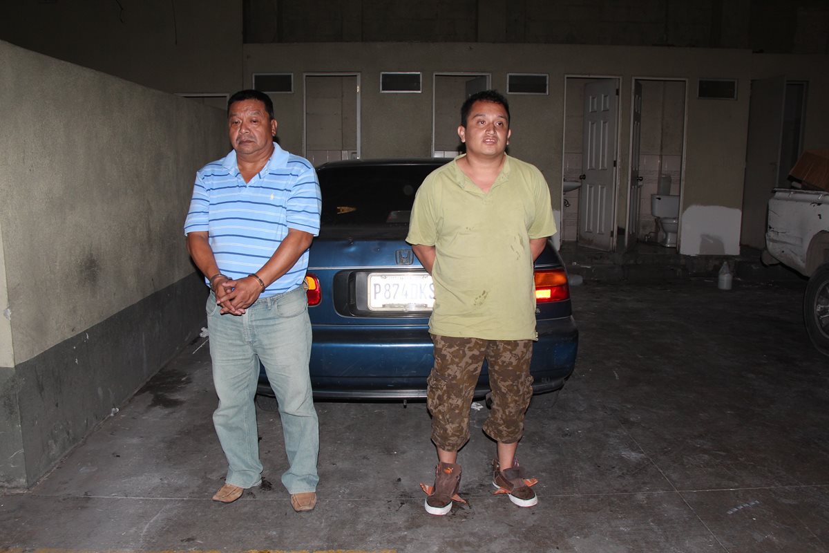 Byron Chinchilla, de 43 y Luis Fernando Monroy, 22, dos de los tres capturados por el robo de mercadería. (Foto Prensa Libre: PNC)