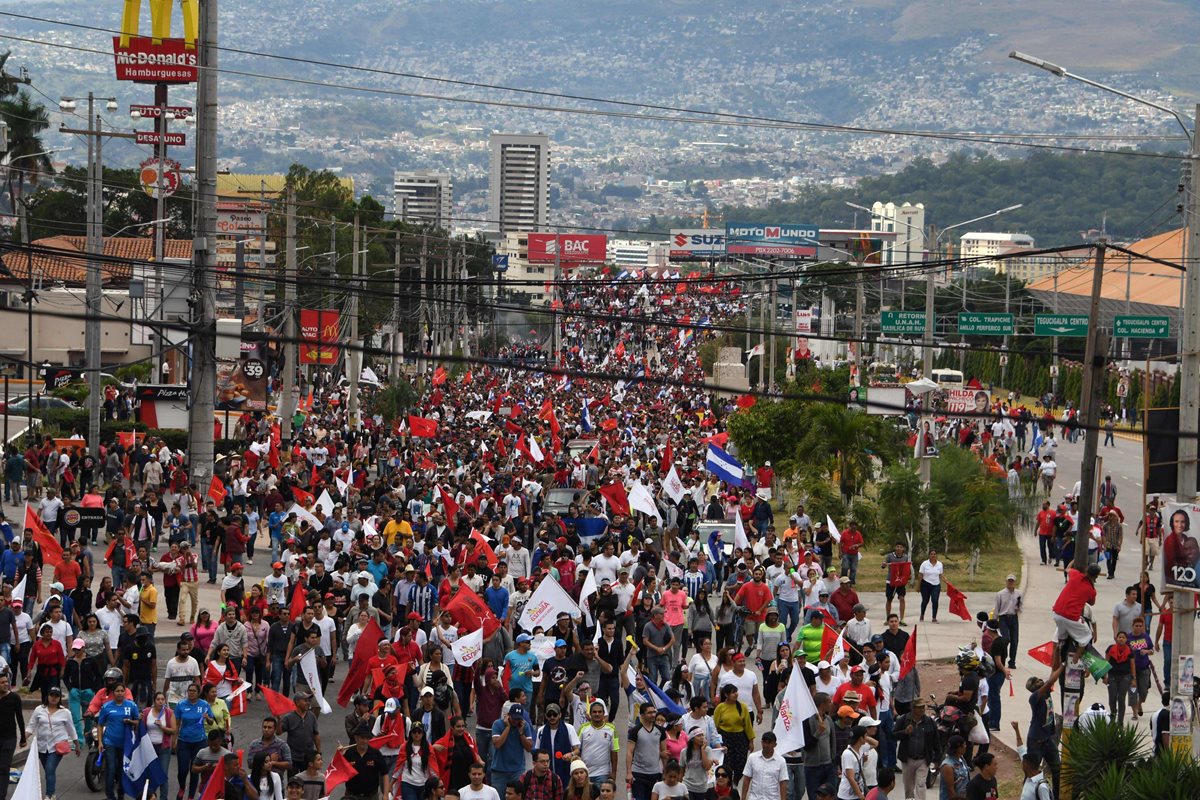 Miles de hondureños simpatizantes de la Alianza de Oposición contra la Dictadura protestaron ayer contra el presunto fraude en las elecciones generales y el continuismo del actual mandatario, Juan Orlando Hernández. (Foto Prensa Libre: AFP)