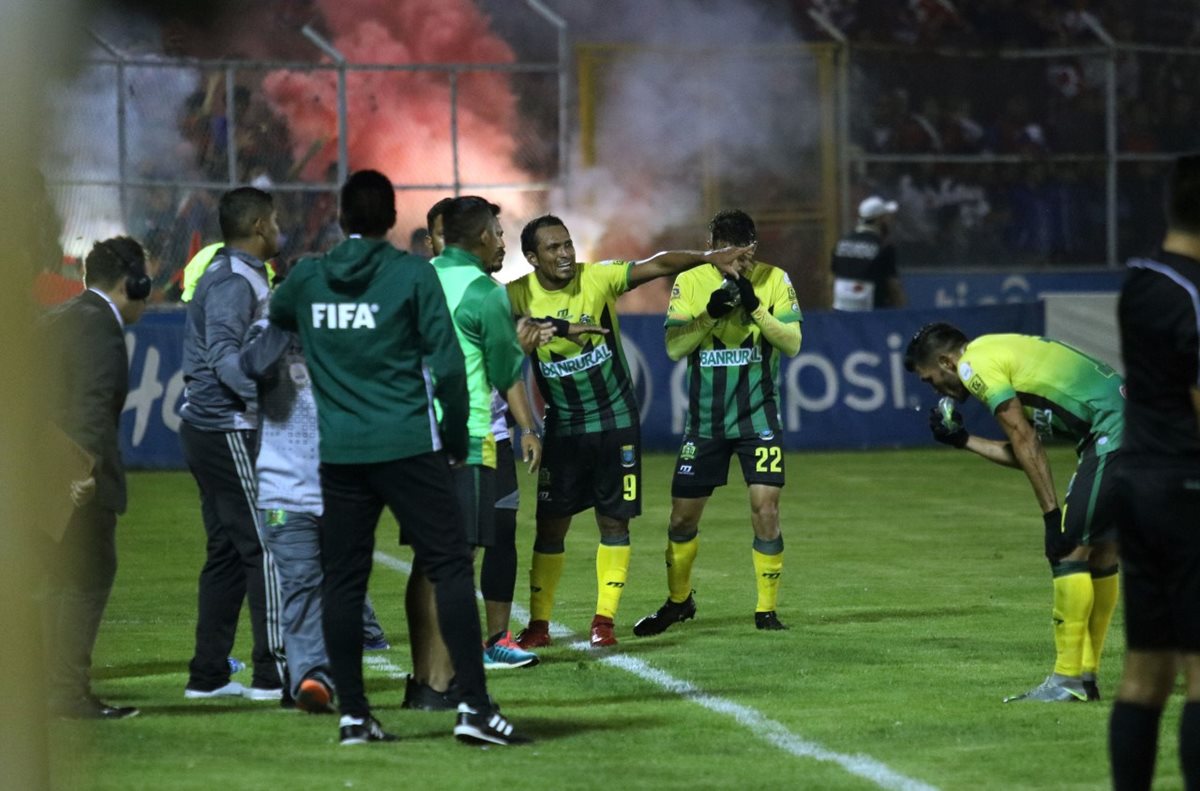 El equipo dirigido por el guatemalteco Amarini Villatoro se llevó un vital empate del Mario Camposeco. (Foto Prensa Libre: Carlos Ventura)