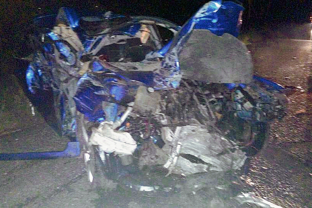 Vehículo en el que viajaban las víctimas quedó destruido, en Moyuta. (Foto Prensa Libre: Óscar González)