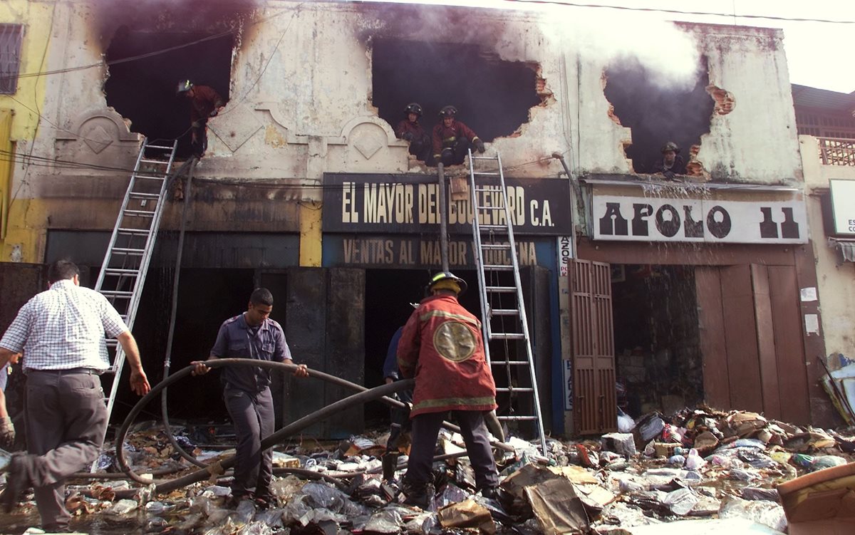 Comercios quemados y saqueados fue parte del resultado de tres días de disturbios en 2002. (Foto: AP)