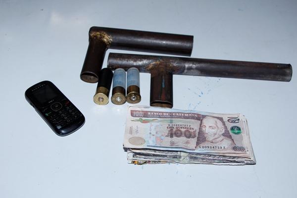 Una escopeta hechiza, municiones y un teléfono celular, le fueron incautados a  Pérez Gregorio. (Foto Prensa Libre: PNC)