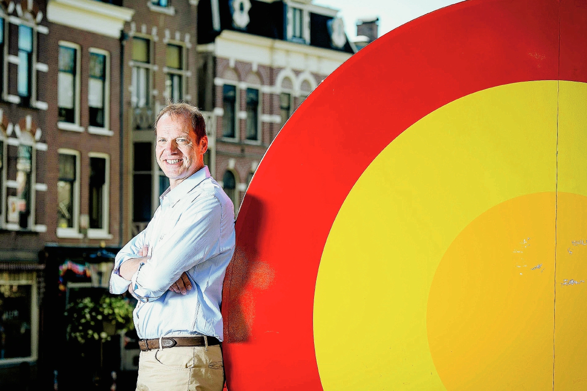 El director general del Tour de Francia, Christian Prudhomme, posa en el centro de Utrecht, punto de salida de la 102ª edición el próximo 4 de julio. (Foto Prensa Libre: EFE)