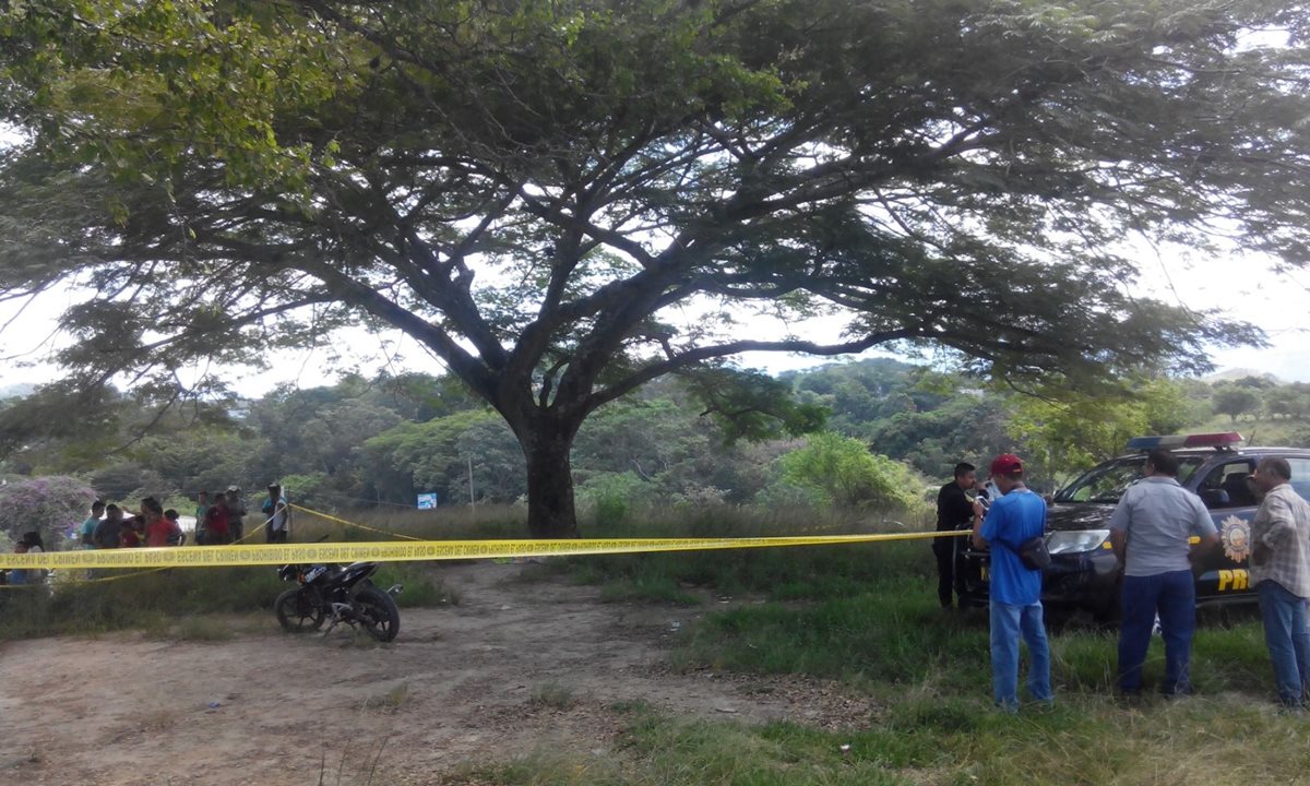 Agentes policiales resguardan el lugar donde un hombre murió baleado, en Sanarate, El Progreso. (Foto Prensa Libre: Hugo Oliva)