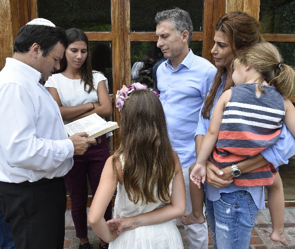El presidente Mauricio Macri (3-d), su esposa Juliana Awada (2-d), y su hija Antonia, las hijas del fiscal Alberto Nisman, Iara (2-i) y Kala Nisman (c), y el rabino Marcelo Polakoff. (Foto Prensa LIbre:AFP).