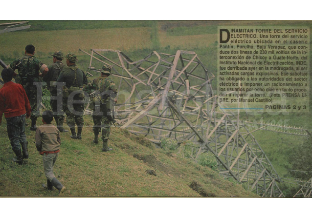 Detalle de la portada de Prensa Libre del 25 de enero de 1995 donde aparece la torre de transmisión eléctrica del INDE derribada. (Foto: Hemeroteca PL)