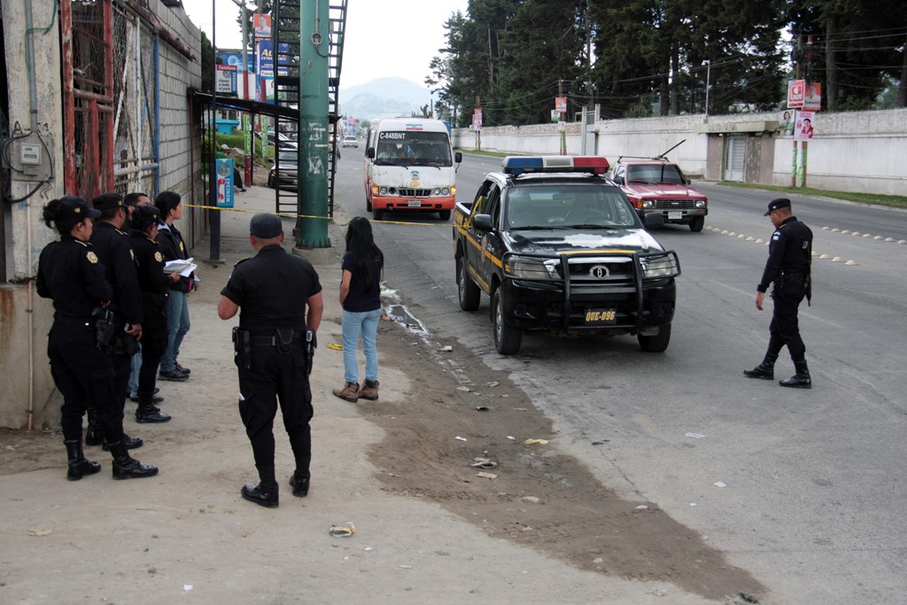 Miembros de la PNC recolectan evidencia en el lugar del ataque. (Foto Prensa Libre: Carlos Ventura)