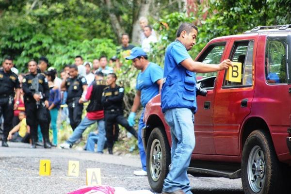 Autoridades buscan evidencias en el sitio donde fue emboscada la familia en Cuilapa, Santa Rosa. (Foto Prensa Libre: Oswaldo Cardona)<br _mce_bogus="1"/>