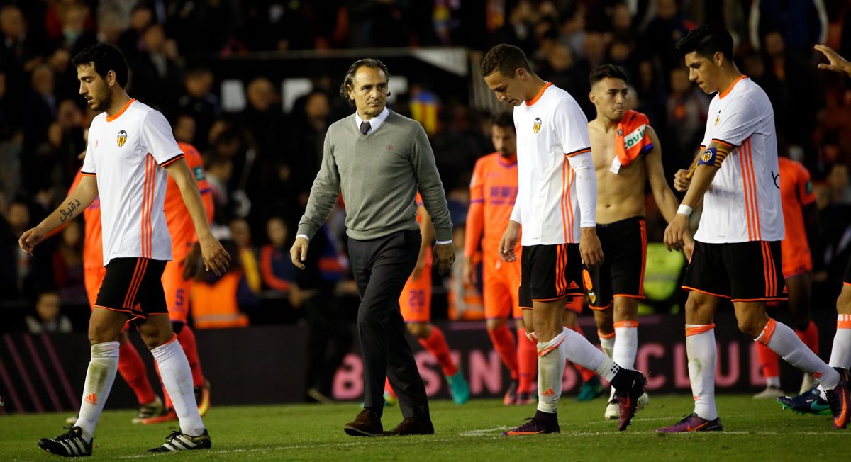 Cesare Prandelli trata de recuperar al Valencia que sigue cerca del descenso en la Liga Española. (Foto Prensa Libre: EFE)