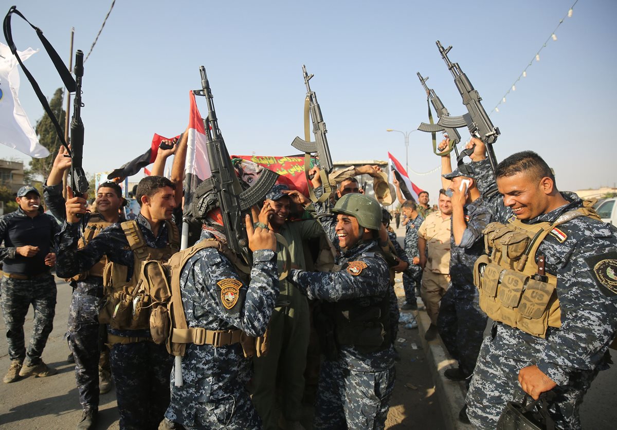 Fuerzas iraquíes celebran la liberación de Mosul de las garras del Estado Islámmico. (Foto Prensa Libre: AFP)