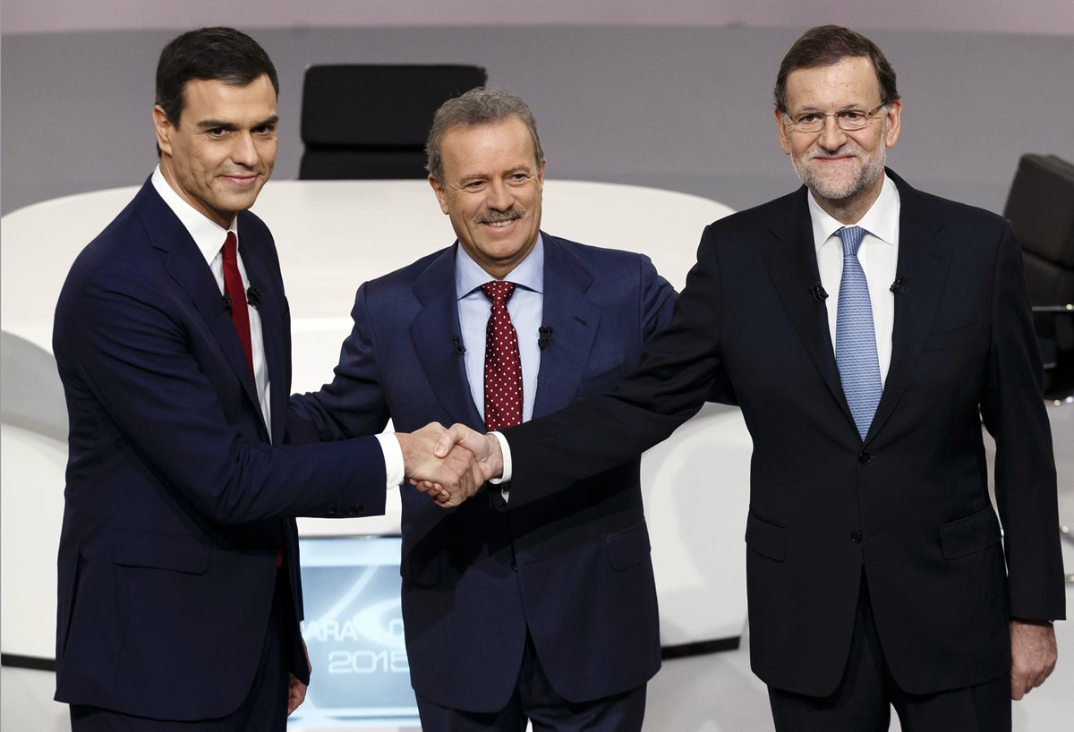 El líder de oposición Pedro Sánchez (izq.) estrecha la mano del jefe de Gobierno Mariano Rajoy (der.). (Foto Prensa Libre: AP).