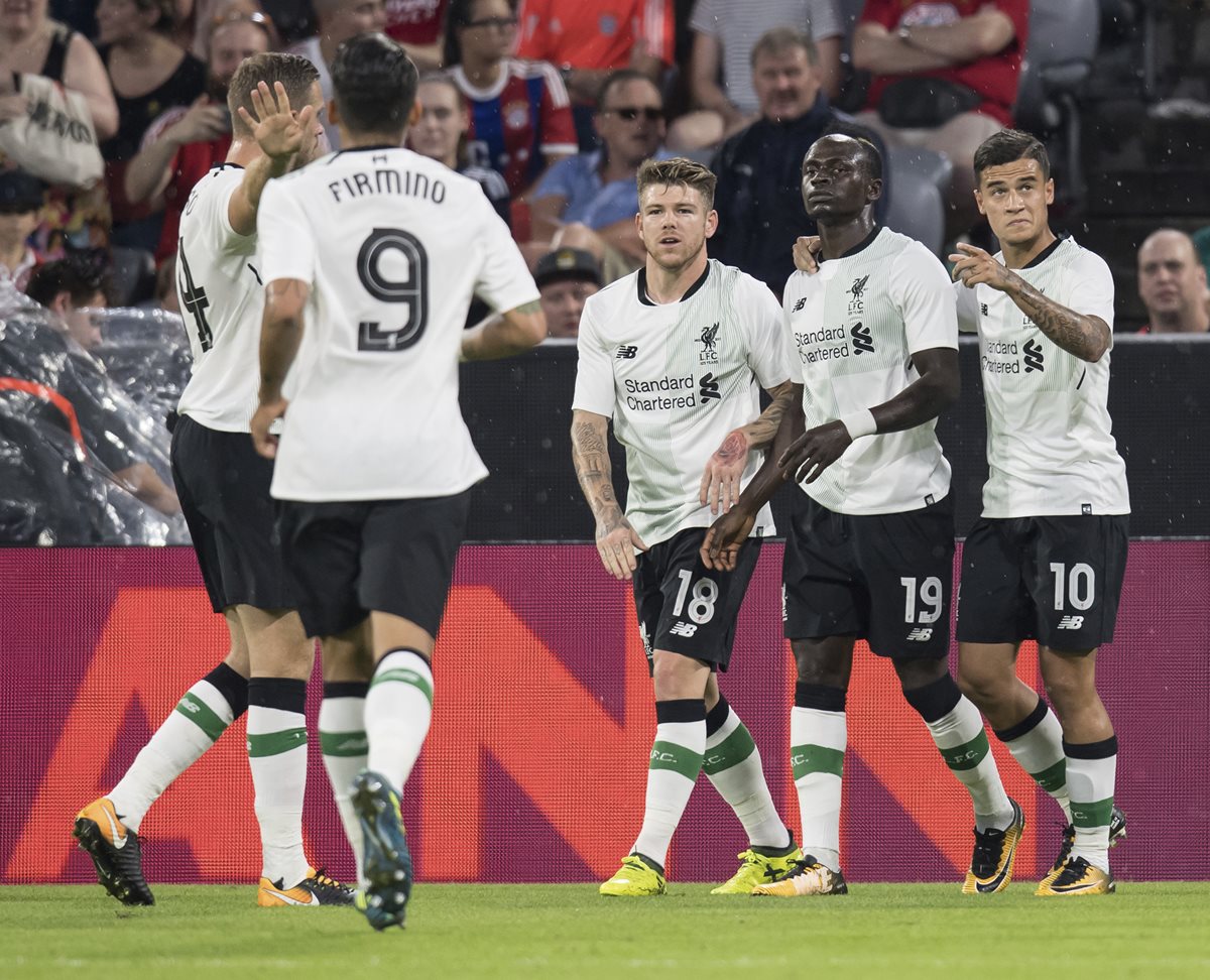Sadio Mane festeja con sus compañeros del Liverpool, después de haber anotado frente al Bayern Múnich. (Foto Prensa Libre: AP)