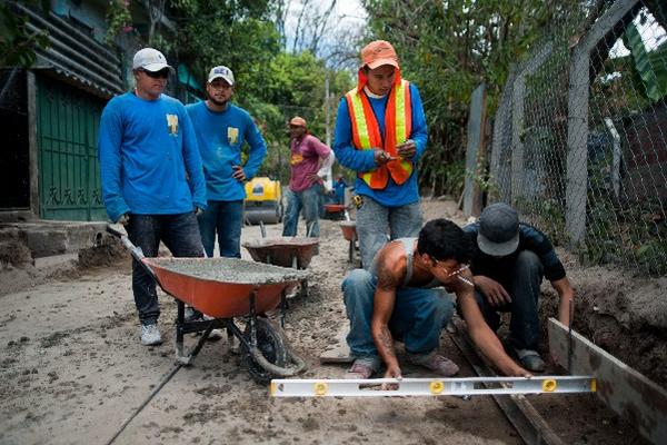 Algunos miembros de la Mara 18 se unen al programa de reinserción social, en San Salvador, que consiste en empleos temporales. (Foto Prensa Libre: AFP)