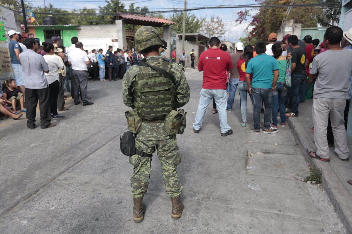 Un soldado vigila los alrededores de la vivienda de la alcandesa de Temixco, Gisela Mota, asesinada el sábado. (Foto Prensa Libre: AFP).