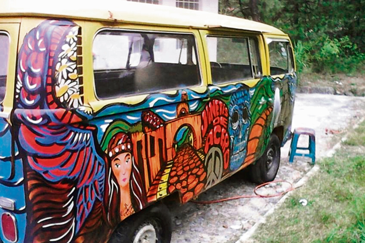 Uno de  los vehículos  decorados muestra la destreza del pintor Cifuentes.