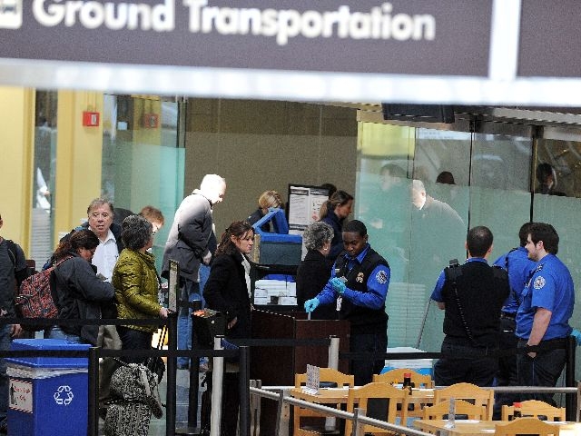 La restricción de viajar con aparatos electrónicos ha sido restringido por EE. UU., para evitar ataques terroristas. (Foto Prensa Libre: AFP)