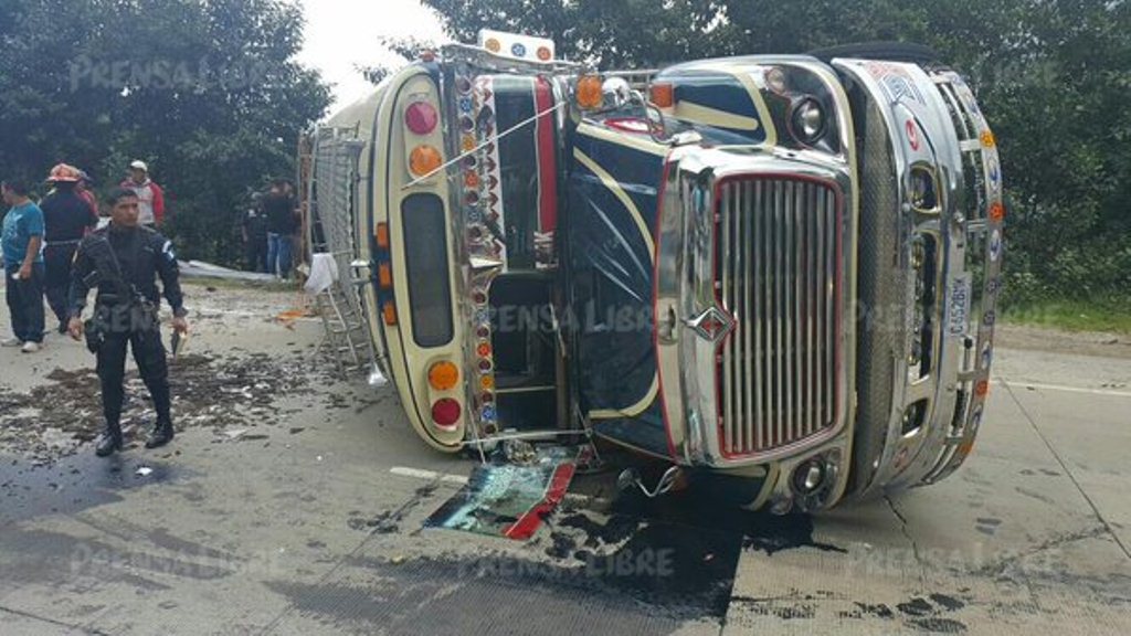 Bus accidentado en Tecpán Guatemala, Chimaltenango. (Foto Prensa Libre: José Rosales)
