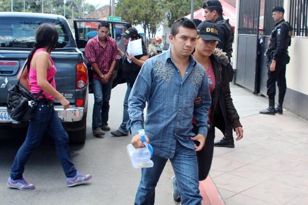 Cristián Ligorría y José de Jesús Ruiz —atrás— caminan junto a los agentes que los capturaron en junio del año pasado. A la derecha,  son conducidos Mario Adalberto Duarte Sical  y Pablo Enrique Ruiz Gutiérrez.