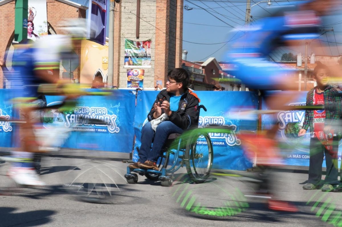 Carlos Sosa estuvo atento al paso de los ciclistas, especialmente de Manuel Rodas. (Foto Prensa Libre: Raúl Juárez)