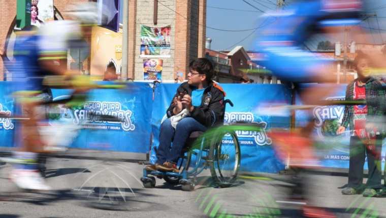 Carlos Sosa estuvo atento al paso de los ciclistas, especialmente de Manuel Rodas. (Foto Prensa Libre: Raúl Juárez)