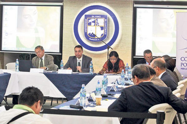 Los comisionados discuten aprobación del cronograma de actividades.