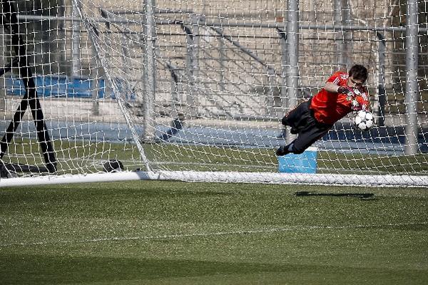 Iker atrapa el balón durante un entrenamiento del Real Madrid. (Foto Prensa Libre: EFE)
