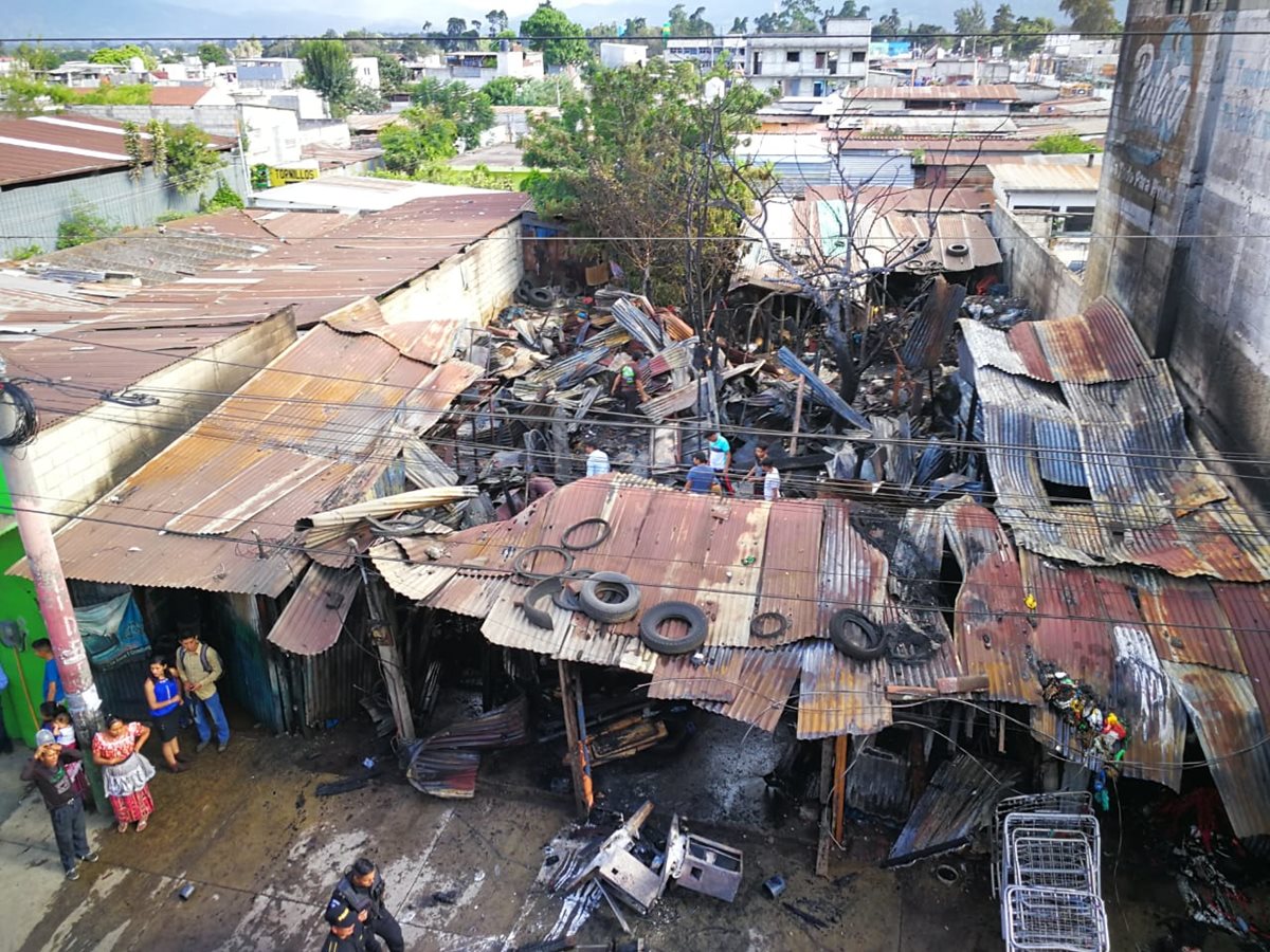 Tres inmuebles donde funcionaban comercios fueron destruidos por un incendio. (Foto Prensa Libre: César Pérez)