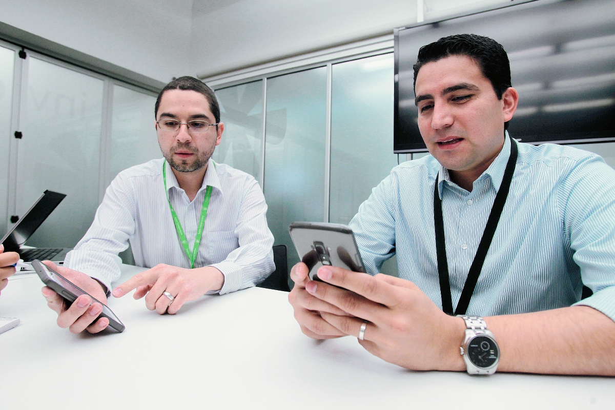 Francisco Santos y Emerson González, ejecutivos de Tigo. (Foto, Prensa Libre: Paulo Raquec)
