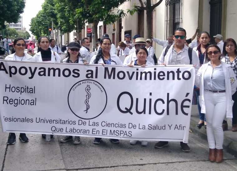 Un grupo de facultativos de Quiché viajó a la capital para apoyar las peticiones del gremio. (Foto Prensa Libre: Cortesía)