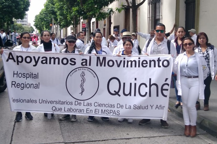 Un grupo de facultativos de Quiché viajó a la capital para apoyar las peticiones del gremio. (Foto Prensa Libre: Cortesía)