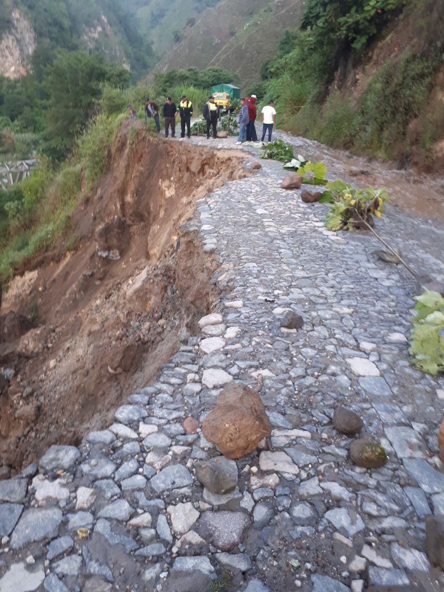 El ingreso a Tajumulco está interrumpido en la ruta RM-57 debido a un socavamiento. (Foto Prensa Libre: Conred)