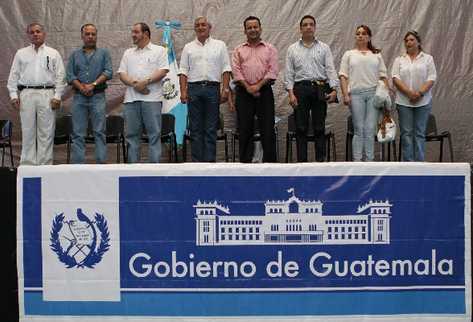 LAS AUTORIDADES, durante el lanzamiento del proceso de planificación y ordenamiento territorial, en el Complejo Deportivo de Santa Elena.