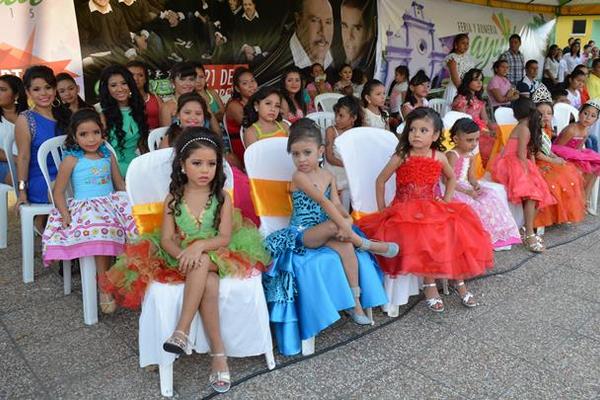 Candidatas a reinas de Tecún Umán, San Marcos, durante su presentación en el parque central. (Foto Prensa Libre: Édgar Girón)<br _mce_bogus="1"/>