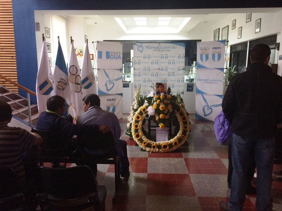 Los restos del atleta nacional Qaini Bonilla son velados en el Palacio de los Deportes, CDAG. (Foto Prensa Libre: Cortesía COG)