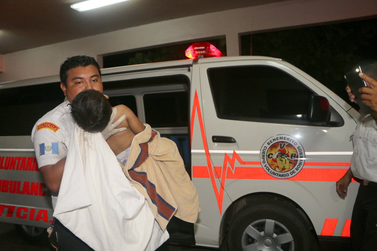 Socorristas de Retalhuleu trasladan a un niño que luego murió por politraumatismo. (Foto Prensa Libre: Rolando Miranda)