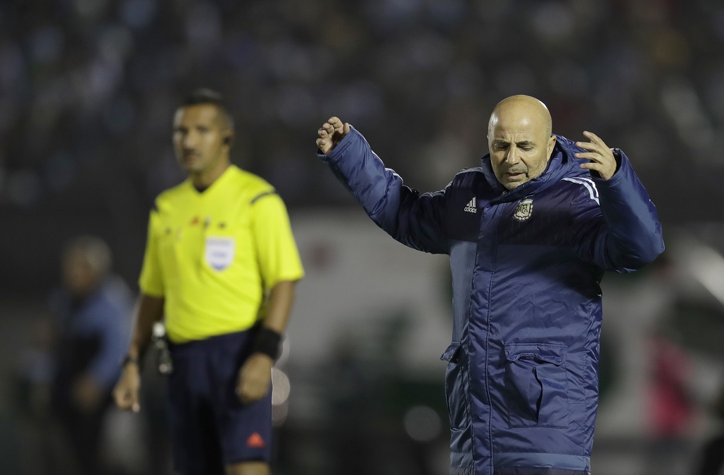 El técnico de Argentina terminó son un sabor amargo después del empate contra Uruguay. (Foto Prensa Libre: AP)