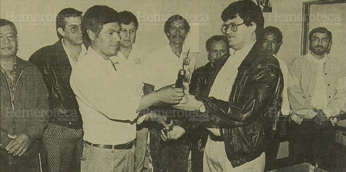 15/07/1993. Arnoldo Medrano (derecha) recibe vara edilicia al momento de tomar posesión como Alcalde del Munipio de Chinautla.(Foto: Hemeroteca PL).