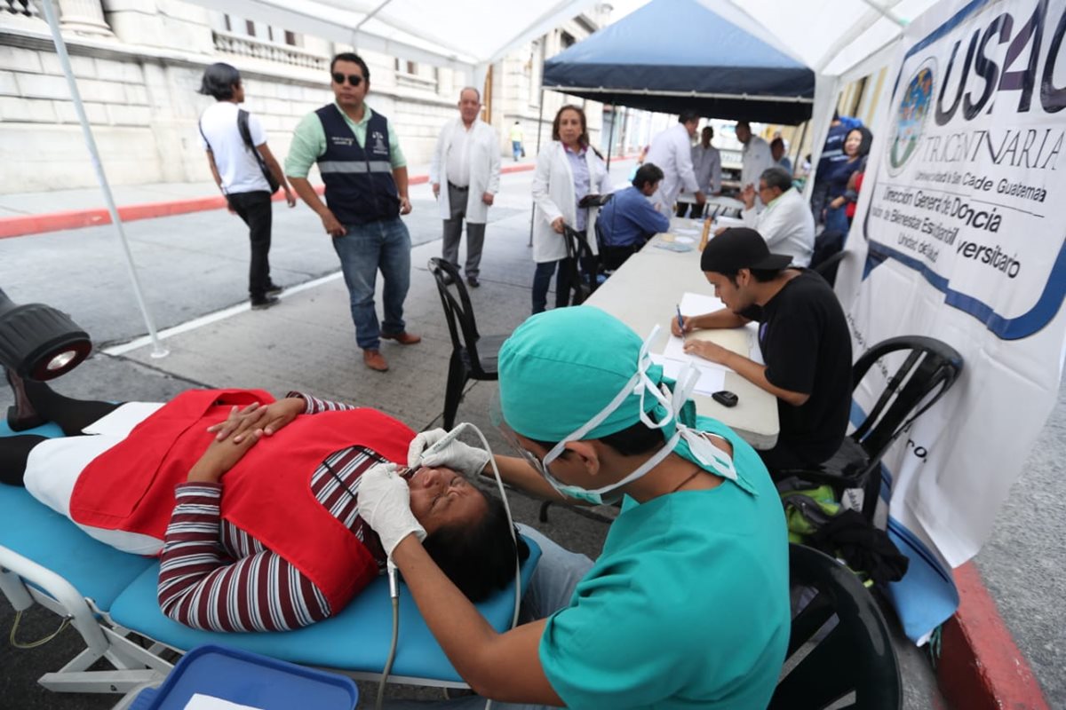 Estudiantes y trabajadores de la Usac realizaron un plantón fuera del Congreso para exigir más fondos para esa casa de estudios. (Foto Prensa Libre: Esbin García)