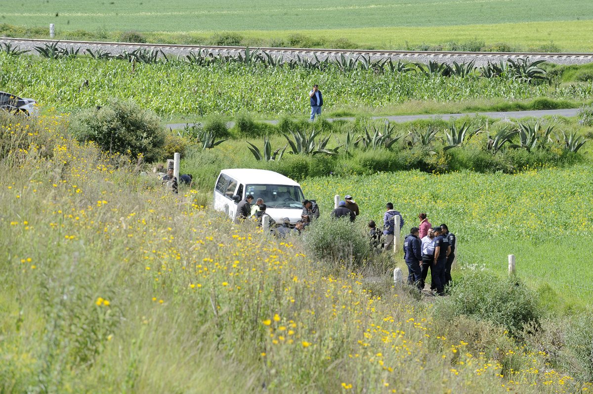 Forenses trabajan en el lugar donde fueron encontrados varios cuerpos, en México. (Foto Prensa Libre: EFE)