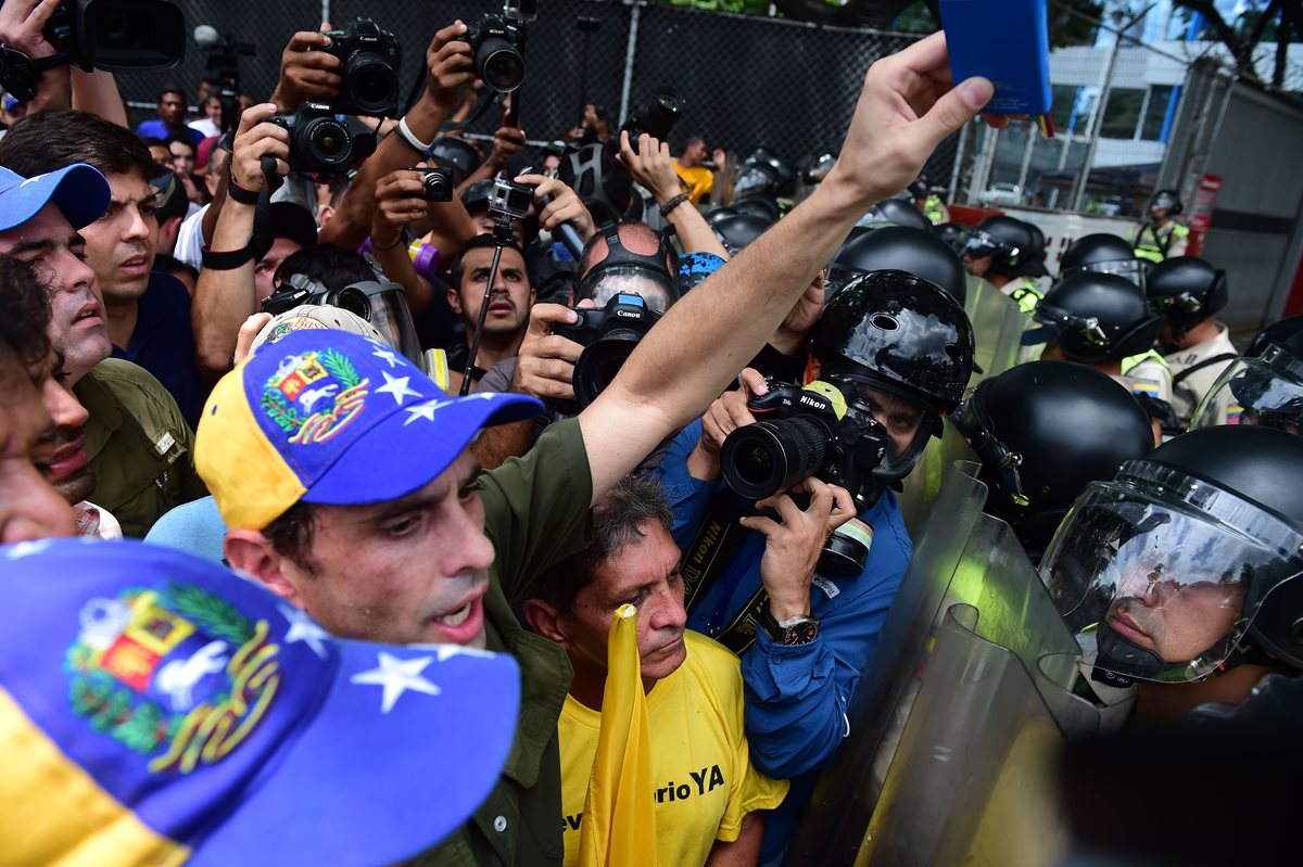 El líder opositor Henrique Capriles se enfrenta a la Policía durante la marcha en Caracas. (Foto Prensa Libre: AFP).