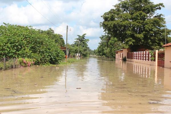 Una de las calles principales de Las Cruces, Petén, permanece inundada este sábado debido a intensas lluvias. (Foto Prensa Libre: Rigoberto Escobar)<br _mce_bogus="1"/>