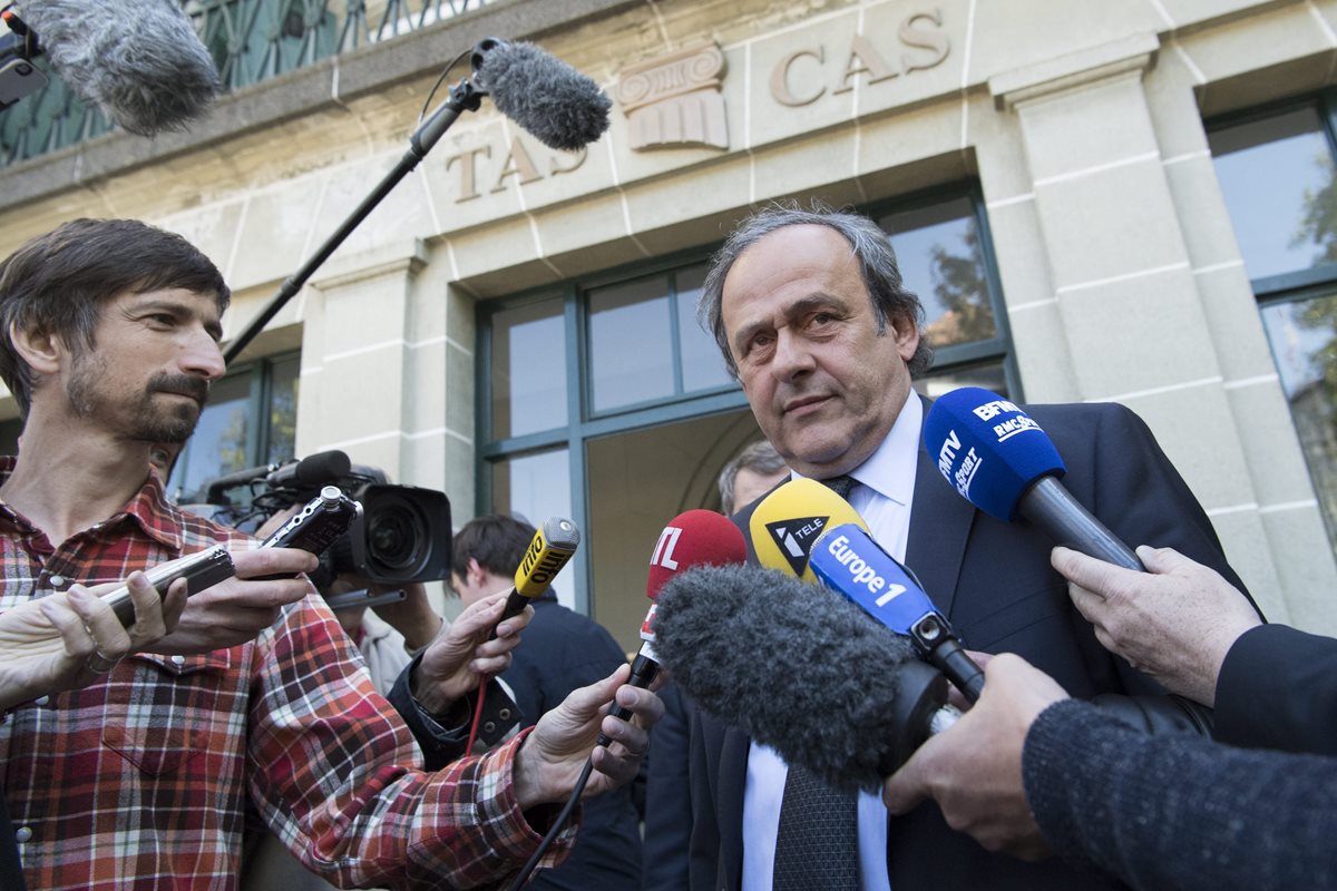 El francés Michel Platini (derecha), expresidente de la UEFA, atiende a los medios a la salida de la audiencia del Tribunal de Arbitraje Deportivo (TAS). (Foto Prensa Libre: EFE)